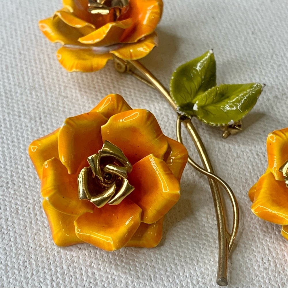 Retro Flower Power Enamel Brooch Pin and Clip Earrings Set Orange & Gold Floral - Picture 4 of 15